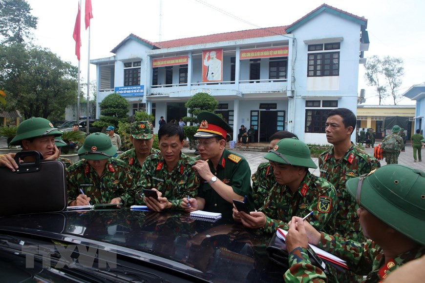 Las fuerzas discuten un plan antes de llegar a la central hidroeléctrica Rao Trang 3. (Fuente: VNA)