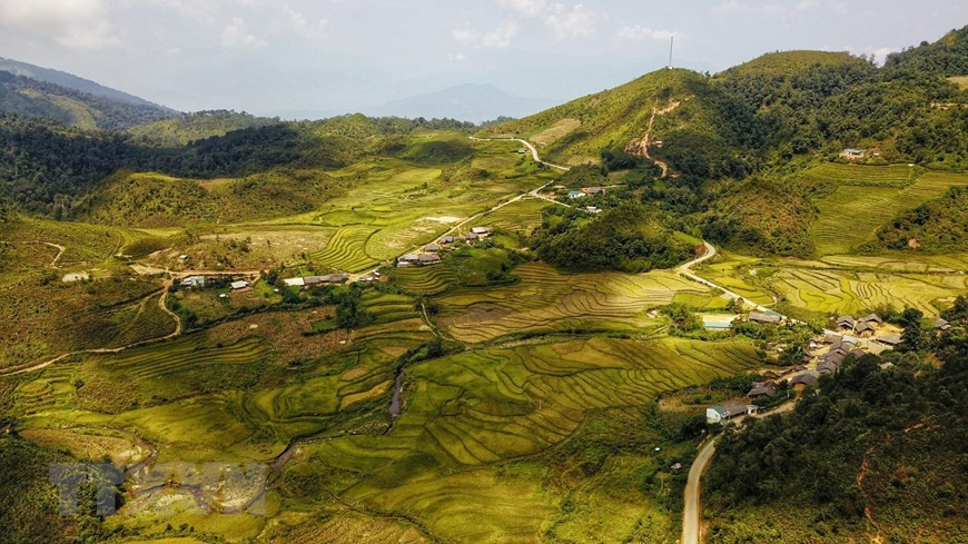 Comuna Y Ty, el distrito de Bat Xat, en la provincia septentrional de Lao Cai, está a unos 70 km de la ciudad de Lao Cai. Y Ty atrae a turistas por las nubes, las montañas y las terrazas arrozales. (Fuente: VNA)