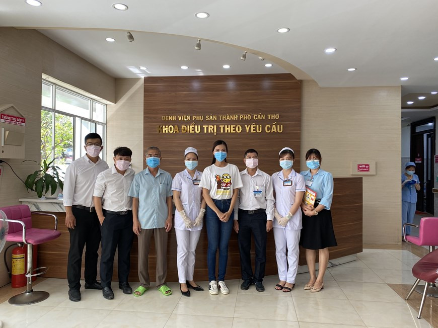 La finalista Nguyen Huynh Kim Duyen, de 25 años de edad y oriundo de la ciudad sureña de Can Tho, ha participa activamente en las actividades sociales desde el certamen de Miss Universo de 2019. Recientemente ella y sus amigos entregaron mascarillas gratuitas en varios hospitales. La actividad muestra su voluntad de unirse a la prevención y lucha contra la pandemia de COVID-19, que se evoluciona de manera complicada en Vietnam y el mundo. La epidemia, que inició a finales de 2019 en China, ha impacto en gran medida en todos los aspectos de la vida social y la economía nacional y global. (Fuente: Vietnam +)