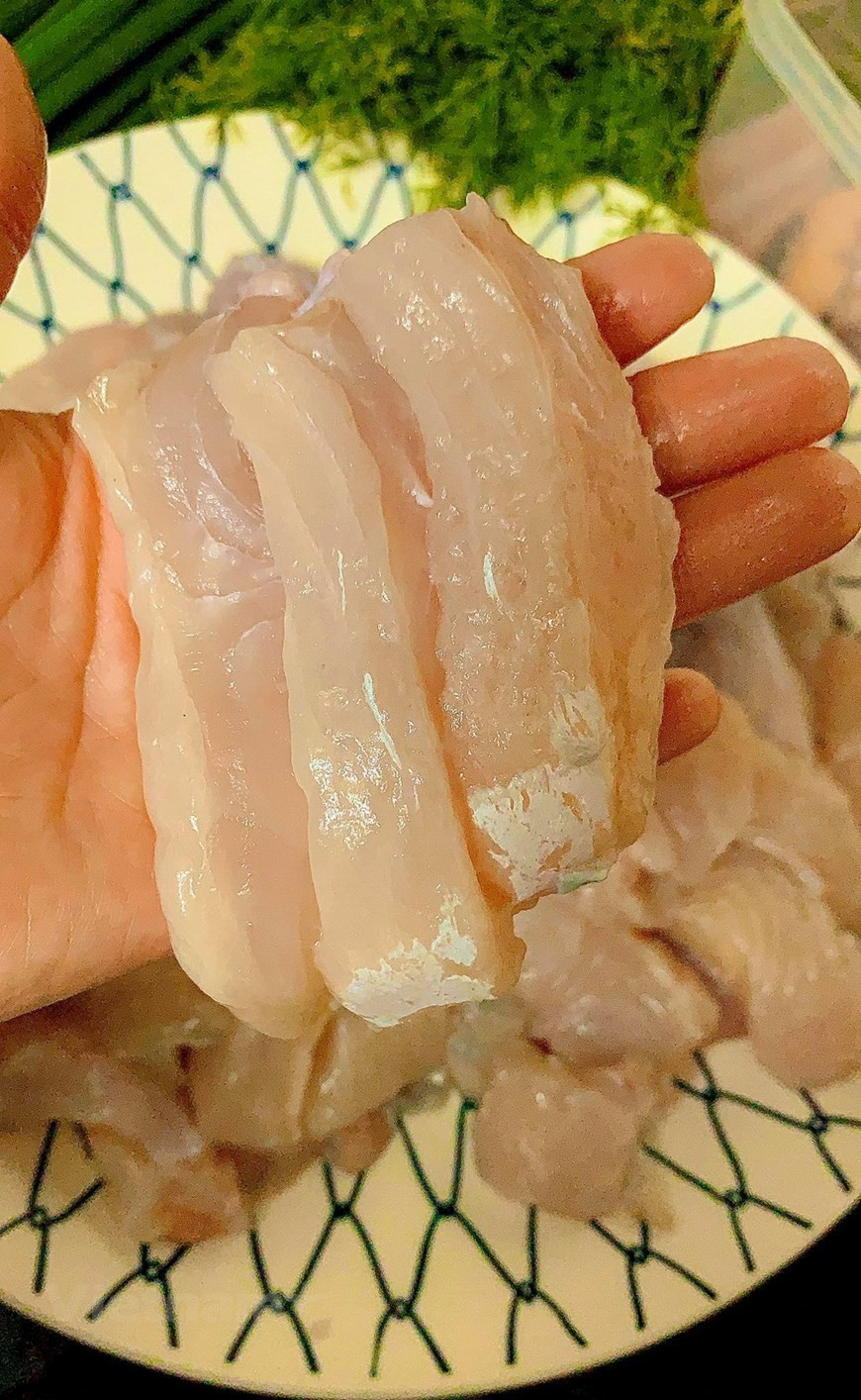 El pescado se hace filete, se lava y se corta en rodajas al gusto. Se puede quitar la piel de pescado o no según el gusto. Se condimenta un poco para infundir el pescado. La preparación: ½ tazón pequeño de jugo de cebolla, galanga y limoncillo) con 5 cucharadas de aceite de cúrcuma, azúcar, pimienta, pasta de camarones fermentados, un poco de arroz fermentado. Mezcle bien el pescado con el conjunto de jugo y luego lo cubra y conserve en el refrigerador durante aproximadamente dos horas. El pescado después de ser asado a la parrilla en una freidora de 180 grados durante 10 minutos por lado o puede ser asado con carbón también es muy delicioso. (Foto: Vietnam +) 