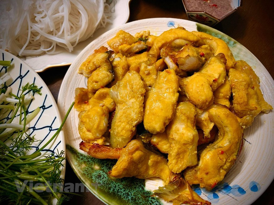Sobre una bandeja con comino, cebolla, maní tostado, fideos y un bol de pasta de camarones fermentado. Cómo hacer pasta de camarones fermentado: poner pasta de camarones en un bol, agregar un poco de azúcar blanca, vino blanco, zumo de limón, batirlo y luego agregar el chile. O poner un poco de aceite de cocina en una sartén, verter la pasta de camarones y un poco de vino y cocinar, agregar un poco de azúcar para disolver, pasta de camarones al limón recién exprimida y agregar el chile, sazonar al gusto. El pescado después de ser asado a la parrilla en una freidora de 180 grados durante 10 minutos por lado o puede ser asado con carbón también es muy delicioso. 