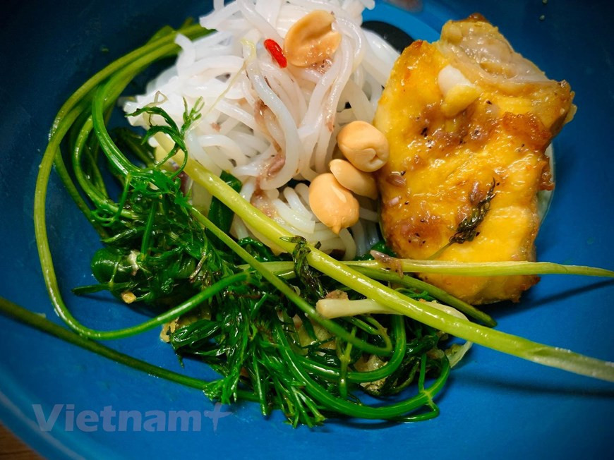 Por primera vez de visita en Vietnam el turista británico David James reconoció que nunca había consumido pescado de esa forma. Es realmente delicioso, expresó tras asegurar que recomendará a sus amigos el lugar e intentará cocinarlo cuando regrese a Londres. Junto al Pho, sopa de fideos de arroz, y los Nem, rollitos de carne, Cha Ca es un encanto de la gastronomía vietnamita. El preparado combina a la perfección los sabores de los condimentos con el del pescado bagre, en una fiesta para los ojos y el paladar. Este plato es relativamente rico en grasas animales, por lo que no es bueno para personas con problemas cardíacos. (Foto: Vietnam +) 