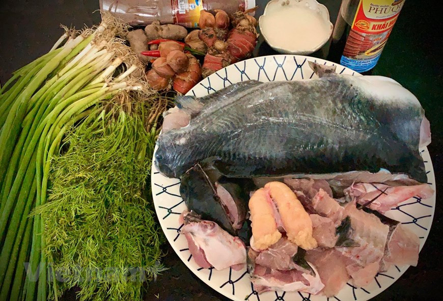 Ingredientes: 2 kg de filetes de pescado Lang (Hemibagrus guttatus) o Qua (Channidae) (también se puede utilizar otros tipos como acipenser y salmón. El Cha Ca suele elaborarse a base de pescado Lang, el cual tiene la piel suave y pocas espinas, con carne dulce, sabrosa y aromática; las especias para sazonar el pescado: cúrcuma en polvo, pasta de camarones fermentados, azúcar blanca, salsa de pescado, lote, galanga, pimiento, cebollas secas; Las verduras que lo acompañan: eneldo, cebolletas; Fideos frescos, cacahuetes tostados; Ingredientes para hacer la salsa: ají, pasta de camarones fermentados, fruta de limón, azúcar y vino blanco. Bajo las manos del chef, estos ingredientes naturales y simples se combinan perfectamente creando una refinada preparación que ha sido elogiada por la prensa y los principales sitios web de culinaria del mundo como “un plato que se debe probar en Hanoi”. (Foto: Vietnam +) 