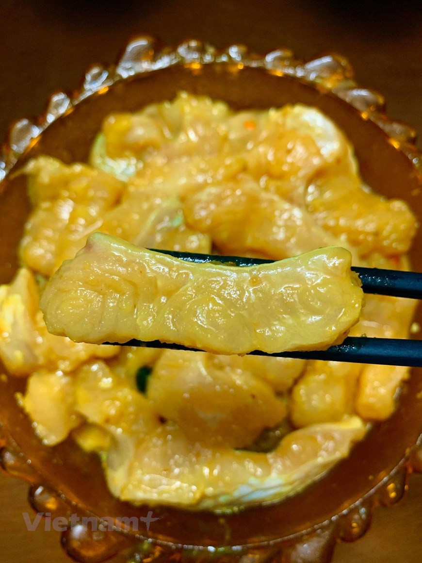 Cha Ca, con su receta aún en secreto, es un plato especial de pescado asado y frito creado por la familia Doan a inicios del siglo XIX y que constituye un anfitrión gastronómico de la milenaria ciudad de Hanoi. Limpia y picada en trozos, la masa se embadurna con salsa de camarones, galanga, cúrcuma y pimienta antes de asarse con carbón de leña. Las porciones asadas se fríen a fuego lento sobre una estufa de carbón en una sartén con eneldo y cebollino para luego servirse con fideos de arroz, maní tostado, hierbas aromáticas como culantro, cilantro y menta. Junto al Pho, sopa de fideos de arroz, y los Nem, rollitos de carne, Cha Ca es un encanto de la gastronomía vietnamita. El preparado combina a la perfección los sabores de los condimentos con el del pescado bagre, en una fiesta para los ojos y el paladar. (Foto: Vietnam +) 