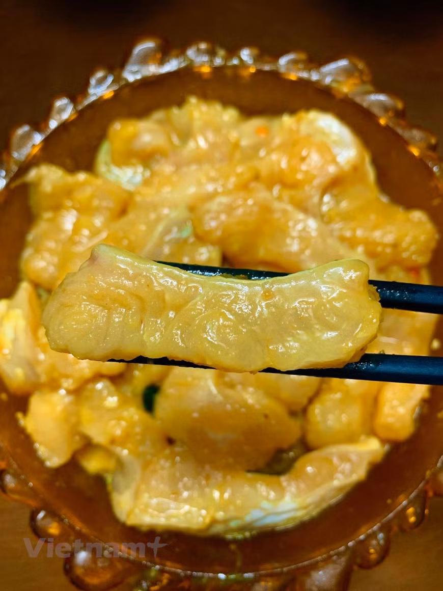 Cha Ca, con su receta aún en secreto, es un plato especial de pescado asado y frito creado por la familia Doan a inicios del siglo XIX y que constituye un anfitrión gastronómico de la milenaria ciudad de Hanoi. Limpia y picada en trozos, la masa se embadurna con salsa de camarones, galanga, cúrcuma y pimienta antes de asarse con carbón de leña. Las porciones asadas se fríen a fuego lento sobre una estufa de carbón en una sartén con eneldo y cebollino para luego servirse con fideos de arroz, maní tostado, hierbas aromáticas como culantro, cilantro y menta. Junto al Pho, sopa de fideos de arroz, y los Nem, rollitos de carne, Cha Ca es un encanto de la gastronomía vietnamita. El preparado combina a la perfección los sabores de los condimentos con el del pescado bagre, en una fiesta para los ojos y el paladar. (Foto: Vietnam +) 