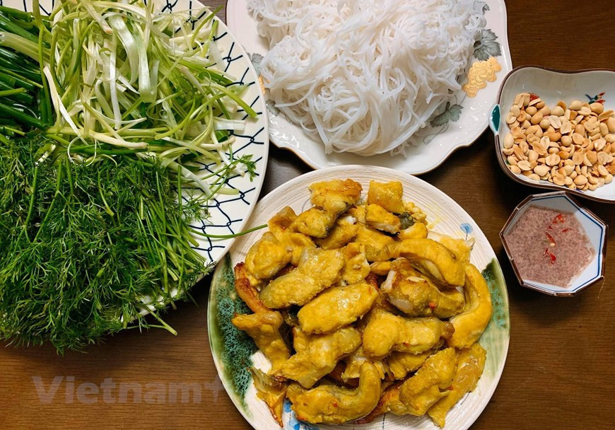 Durante los años del período colonial francés, en el número 14 de Hang Son, vivía una familia de Doan, a menudo tomaban su casa como residencia para llevar al ejército de De Tham. El dueño suele preparar un plato de Cha Ca muy delicioso para los clientes, que poco a poco se van conociendo, estos invitados han ayudado a la familia a abrir un restaurante especializado en vender ese plato, tanto para alimentar a la familia como lugar de reunión. Con el tiempo, dos palabras “Cha Ca” fue llamado el nombre de la calle. En el restaurante, se coloca una escultura de La Vong - Jiang Ziya sentado pescando - el símbolo de una persona talentosa pero esperando su momento. Por eso, los clientes lo llaman Cha Ca La Vong, hoy se convierte en el nombre del restaurante y también del plato. El secreto de hacer pastel de pescado solo se transmite al hijo mayor de la familia. (Foto: Vietnam +) 