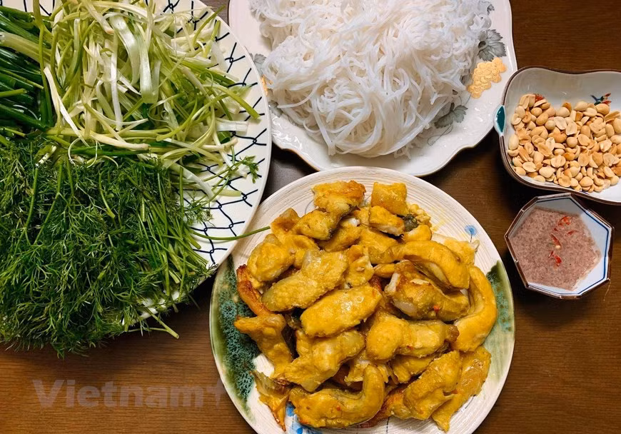 Durante los años del período colonial francés, en el número 14 de Hang Son, vivía una familia de Doan, a menudo tomaban su casa como residencia para llevar al ejército de De Tham. El dueño suele preparar un plato de Cha Ca muy delicioso para los clientes, que poco a poco se van conociendo, estos invitados han ayudado a la familia a abrir un restaurante especializado en vender ese plato, tanto para alimentar a la familia como lugar de reunión. Con el tiempo, dos palabras “Cha Ca” fue llamado el nombre de la calle. En el restaurante, se coloca una escultura de La Vong - Jiang Ziya sentado pescando - el símbolo de una persona talentosa pero esperando su momento. Por eso, los clientes lo llaman Cha Ca La Vong, hoy se convierte en el nombre del restaurante y también del plato. El secreto de hacer pastel de pescado solo se transmite al hijo mayor de la familia. (Foto: Vietnam +) 