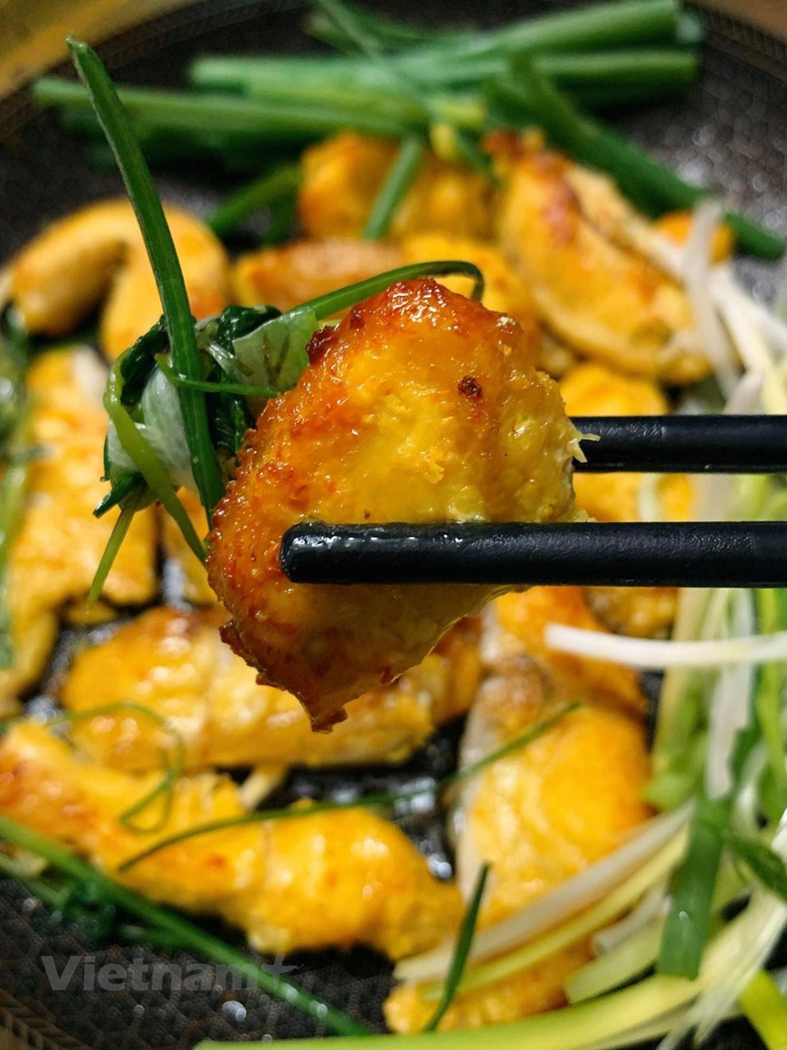 En 2003, Patricia Schutz incorporó el restaurante Cha Ca La Vong a la guía turística “Mil lugares de visita antes de morir”, una publicación del periódico The New York Times que fue uno de los best seller en Estados Unidos.“ Somos la quinta generación heredera de esta receta. Diariamente servimos de 200 a 400 personas, que en su mayoría retornan. A los turistas les gusta mucho. Tratamos de conservar nuestra marca comercial Cha Ca La Vong”, expresó la dueña del establecimiento, Le Thi My Loc, con la esperanza de que sus hijos continúen la tradición. Considerada una especialidad típica de la urbe, el platillo se consume caliente y resulta ideal para los días de frío. (Foto: Vietnam +) 