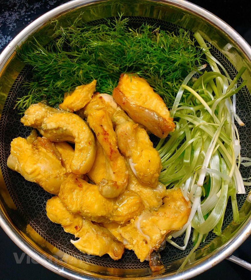 Cha Ca, con su receta aún en secreto, es un plato especial de pescado asado y frito creado por la familia Doan a inicios del siglo XIX y que constituye un anfitrión gastronómico de la milenaria ciudad de Hanoi. Ubicado en el casco antiguo de la capital vietnamita, el restaurante Cha Ca La Vong es el máximo exponente de este manjar, elaborado a base del pescado Lang, un tipo de bagre abundante en la cuenca baja del Río Rojo. En 2003, Patricia Schutz incorporó el restaurante Cha Ca La Vong a la guía turística “Mil lugares de visita antes de morir”, una publicación del periódico The New York Times que fue uno de los best seller en Estados Unidos. (Foto: Vietnam +) 