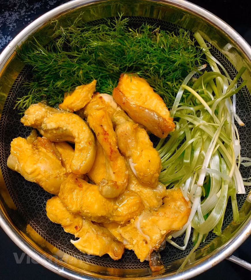Cha Ca, con su receta aún en secreto, es un plato especial de pescado asado y frito creado por la familia Doan a inicios del siglo XIX y que constituye un anfitrión gastronómico de la milenaria ciudad de Hanoi. Ubicado en el casco antiguo de la capital vietnamita, el restaurante Cha Ca La Vong es el máximo exponente de este manjar, elaborado a base del pescado Lang, un tipo de bagre abundante en la cuenca baja del Río Rojo. En 2003, Patricia Schutz incorporó el restaurante Cha Ca La Vong a la guía turística “Mil lugares de visita antes de morir”, una publicación del periódico The New York Times que fue uno de los best seller en Estados Unidos. (Foto: Vietnam +) 