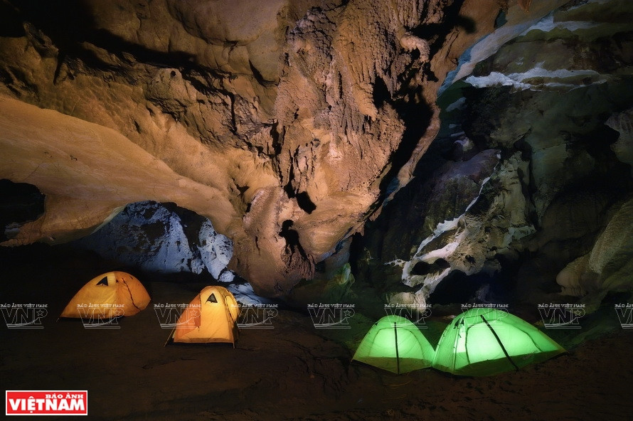 Acampada en el interior de la gruta. Foto: Ly Hoang Long