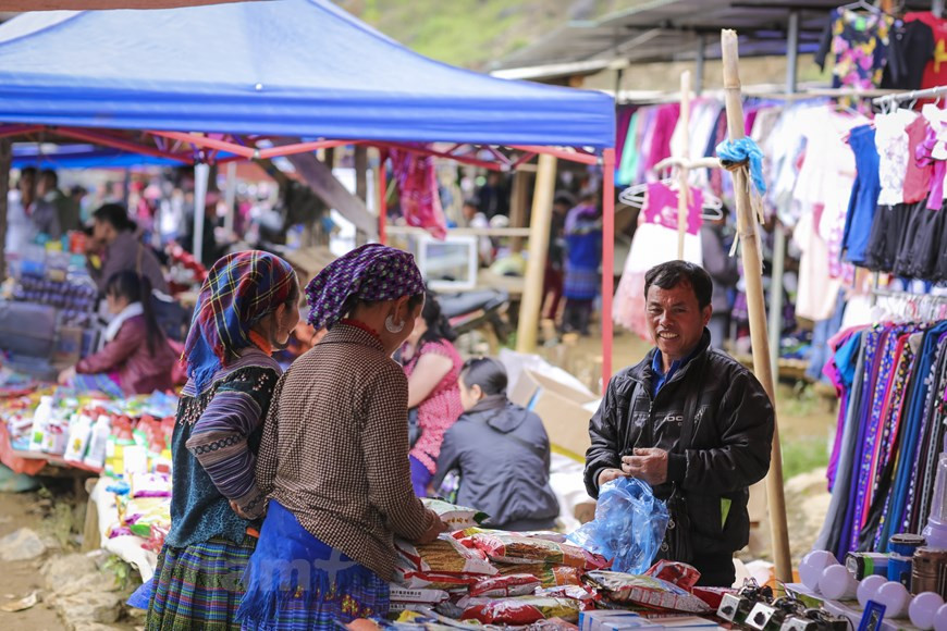 A las 7:00 am, la feria de Can Cau está llena de gente y colores. El espacio del mercado se divide en muchas áreas de comercio: brocados, frutas, productos agrícolas, herramientas y animales para la producción, medicina tradicional, hierbas medicinales, vino, alimentos y búfalos traídos por la gente de las tierras altas para intercambiar, comprar y vender en el mercado. Cada área tiene su propia característica única, y el de comidas es el más ruidoso. Cada tienda vende un tipo de plato bastante simple, como sopa de fideo con carne de vaca, gachas. Algunas solo venden carne de cerdo hervida con vino de maíz. Los hombres se reúnen alrededor de las cacerolas, fuman, toman vino de maíz y hablan entre risas. (Foto: Vietnamplus) 