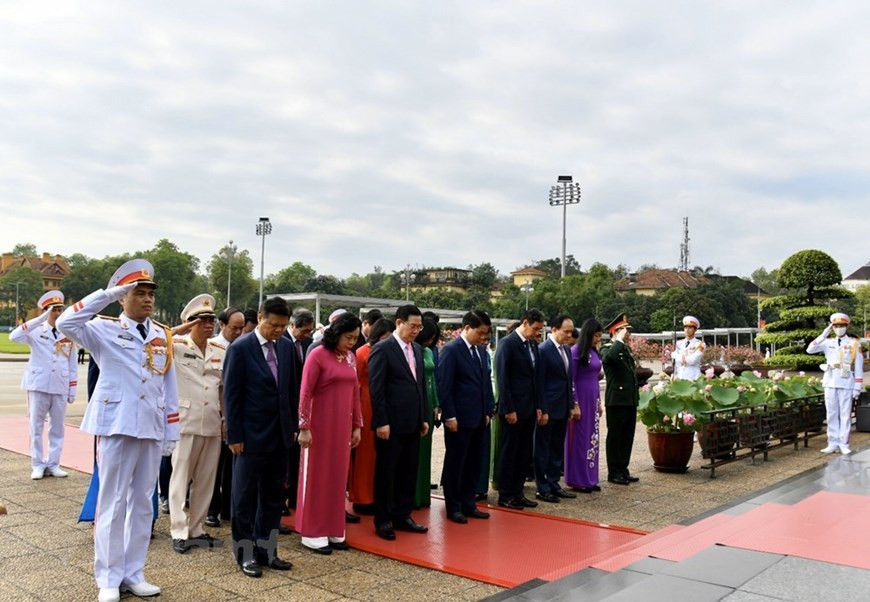 El mausoleo está diseñado para ser muy duradero, resistente a bombas y terremotos de magnitud 7. También hay un proyecto de protección especial contra las inundaciones cuando se rompe un dique en Hanoi. El ataúd debe soportar grandes impulsos mecánicos. Mausoleo también está diseñado para agregar una "habitación especial" para poder mantener el cuerpo en su lugar en caso de guerra. El mausoleo fue construido sobre los antiguos cimientos de la fortaleza en el medio de la plaza Ba Dinh, donde Ho Chi Minh presidió importantes manifestaciones y leyó la Declaración de Independencia que dio nacimiento a la República Democrática de Vietnam. (Fuente: Vietnam+) 