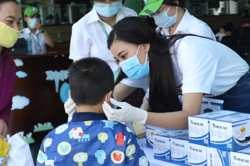  La finalista Nguyen Huynh Kim Duyen entrega máscaras a un paciente en el Hospital Infantil. Se trata de una de las actividades de Kim Duyen desde que se convirtió en finalista del concurso de Miss Universo 2019. La muchacha, nacida en 1995, proviene de la ciudad sureña de Can Tho. Ha participado activamente en las actividades sociales y es conocida por su amabilidad. Con respecto a sus actividades, la finalista Nguyen Huynh Kim Duyen dijo que esta es una responsabilidad que una finalista universal debe hacer. La epidemia del COVID-19 ha impacto en gran medida en todos los aspectos de la vida social y la economía nacional y global. (Fuente: Vietnam +)