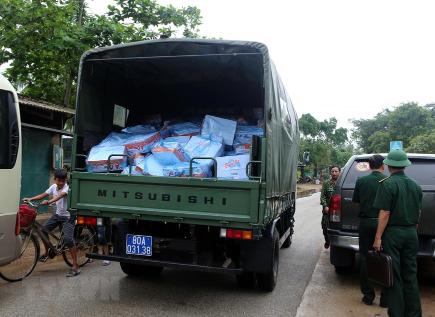 Vehículos que transportan alimentos en el proceso de rescate de víctimas de deslizamientos de tierra en la central hidroeléctrica Rao Trang 3. (Fuente: VNA)