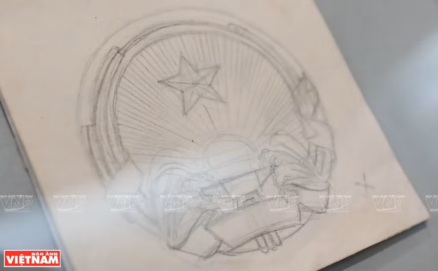 Un boceto del escudo nacional, dibujado a lápiz por el pintor Bui Trang Chuong.