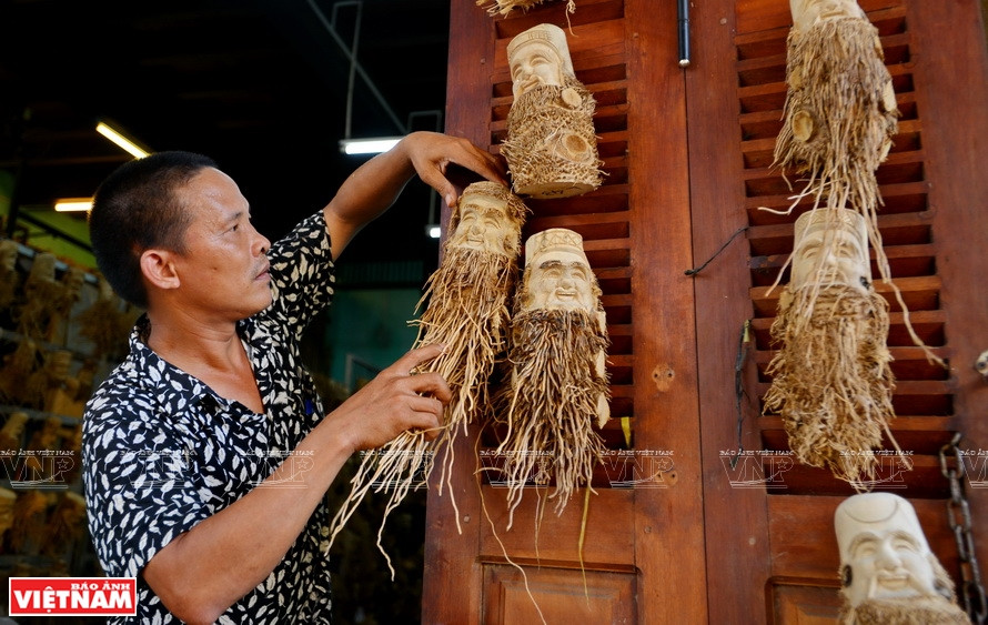 Cada día, Do expone sus obras para la venta. Foto: Thanh Hoa / VNP