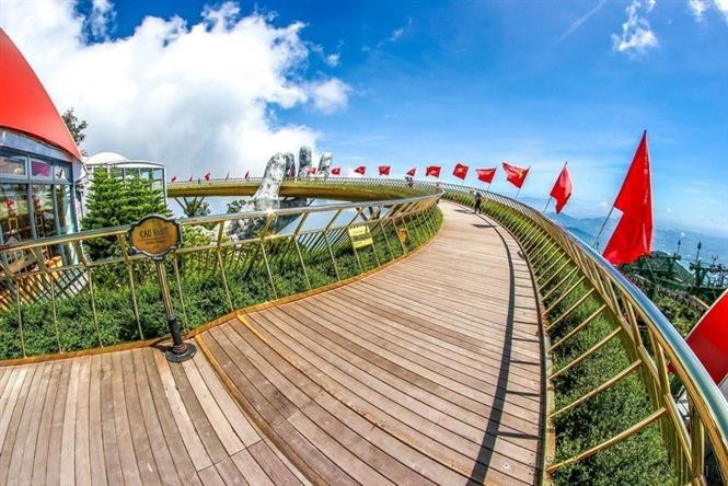 El espectáculo impresionante para dar la bienvenida a los turistas en el Puente Dorado en Da Nang después de un tiempo interrumpido por la pandemia de la COVID-19.