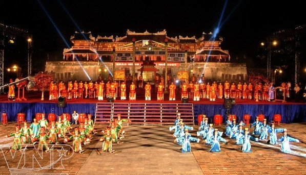  El 7 de noviembre de 2003, la música cortesana Nha Nhac fue reconocida por la UNESCO como Obra Maestra del Patrimonio cultural oral y Patrimonio cultural inmaterial de la humanidad.