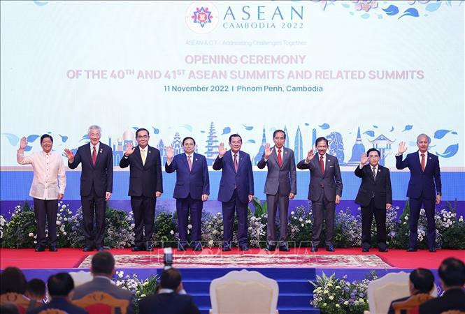 El primer ministro de Vietnam, Pham Minh Chinh, y jefes de las delegaciones de la ASEAN en a las cumbres 40 y 41 de la Asociación de Naciones del Sudeste Asiático en Phnom Penh, Camboya..