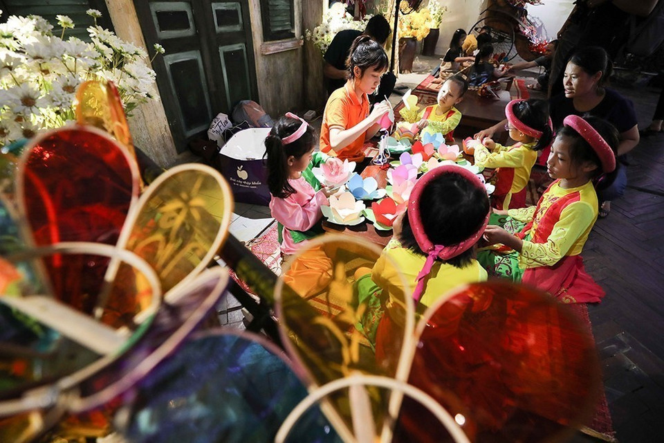  La fiesta de Medio Otoño se celebra con el fin de promover el valor cultural nacional y brindar a los niños un conjunto de actividades significativas.