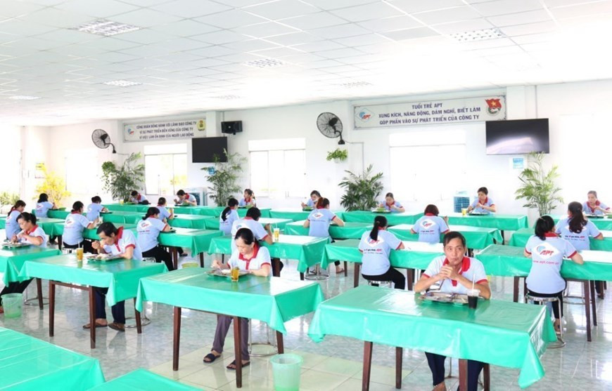 El comedor cumple la normativa sobre el distanciamiento al servir tres comidas diarias gratuitas para los empleados durante su estancia en la empresa Saigon Seafood Trading Joint Stock. (Foto: VNA)
