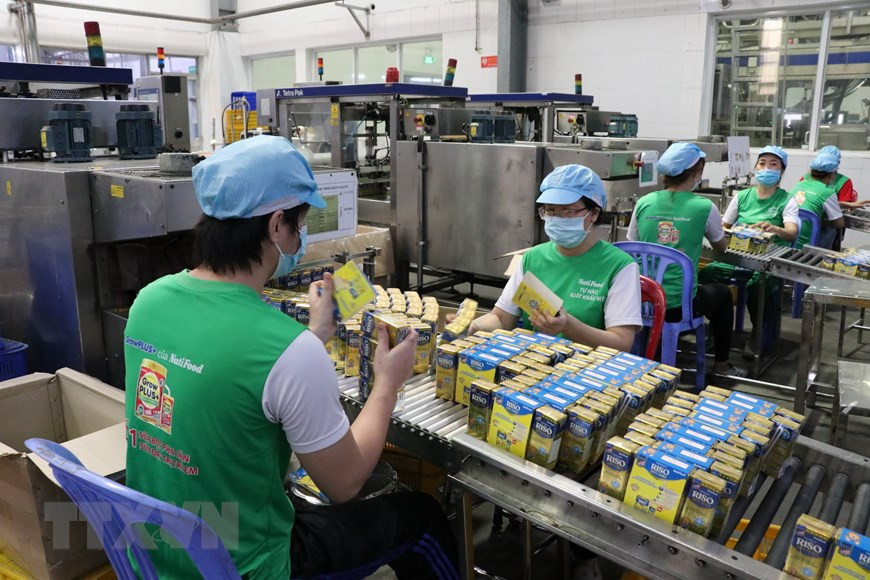 La producción de la compañía Nutifood Binh Duong, a pesar de las afectaciones del COVID-19, aumentó más del 8,2 por ciento. (Foto: VNA)