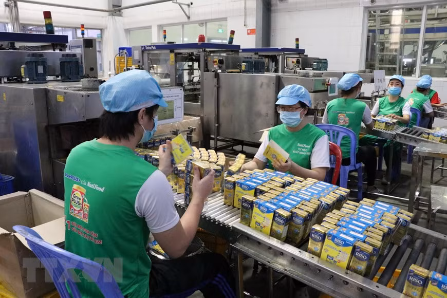 La producción de la compañía Nutifood Binh Duong, a pesar de las afectaciones del COVID-19, aumentó más del 8,2 por ciento. (Foto: VNA)