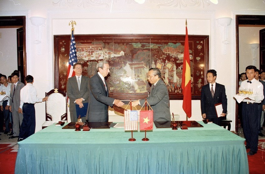El 5 de agosto de 1995, en Hanoi, el secretario de Estado de Estados Unidos, Warren Christopher, y el ministro de Relaciones Exteriores de Vietnam, Nguyen Manh Cam, firman el Protocolo para establecer oficialmente las relaciones diplomáticas entre ambos países. (Foto: VNA)