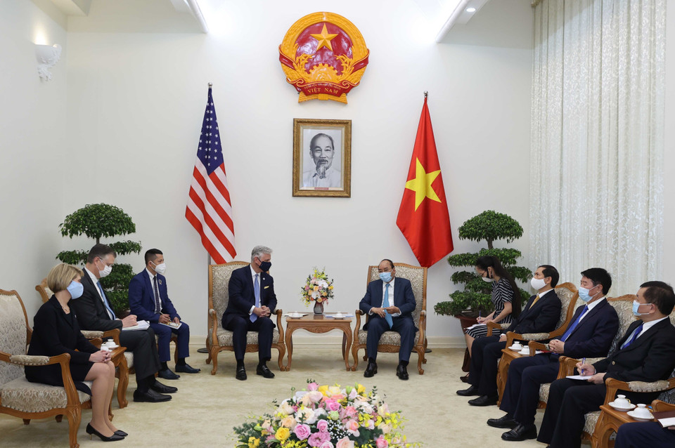 El primer ministro vietnamita, Nguyen Xuan Phuc, recibe a Robert O'Brien, asesor de seguridad nacional de Estados Unidos, durante su visita oficial a Vietnam, el 21 de noviembre de 2020. (Foto: VNA)
