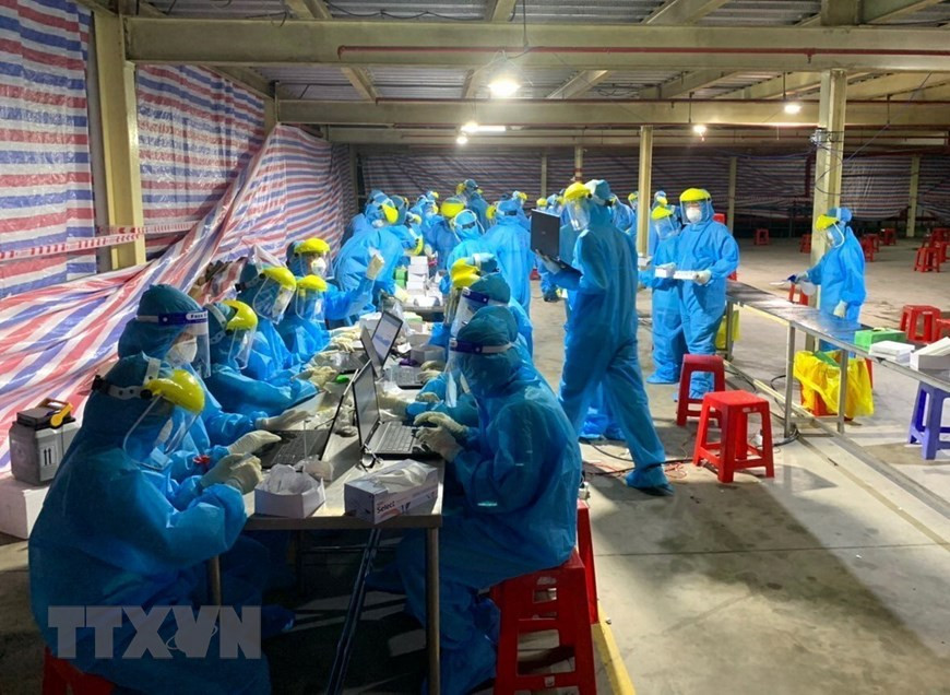Prueba rápida del virus SARS-CoV-2 para los trabajadores en los parques industriales de la provincia de Vinh Long. (Foto: VNA)