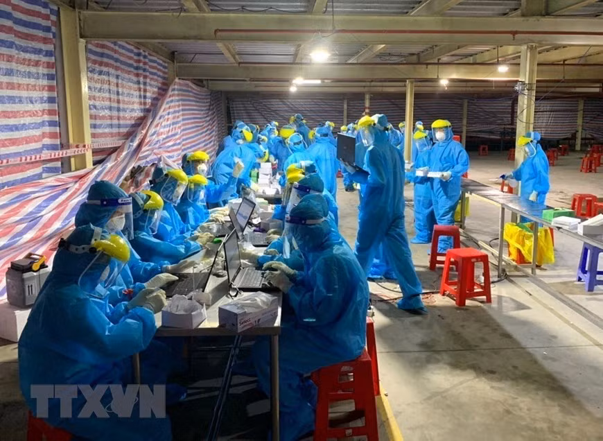 Prueba rápida del virus SARS-CoV-2 para los trabajadores en los parques industriales de la provincia de Vinh Long. (Foto: VNA)