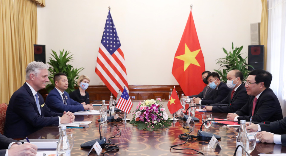 Pham Binh Minh, viceprimer ministro y canciller de Vietnam, mantiene conversaciones con el asesor de seguridad nacional de Estados Unidos, Robert O'Brien, durante su visita oficial a Vietnam el 21 de noviembre de 2020. (Foto: VNA)