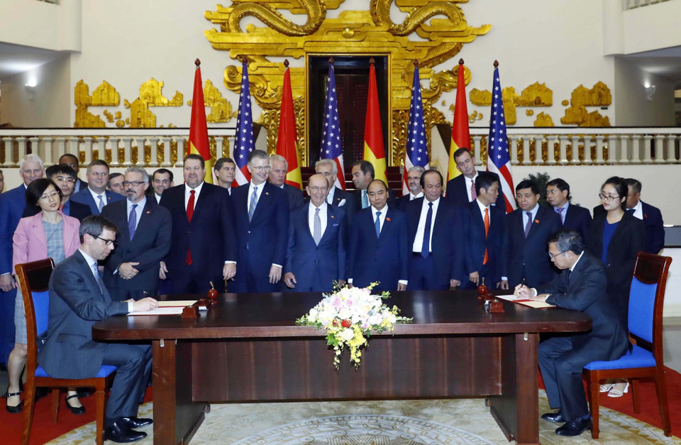 El primer ministro Nguyen Xuan Phuc recibe al secretario de Comercio de Estados Unidos, Wilbur Ross, y presencian juntos la firma de varios acuerdos de cooperación entre las empresas de los dos países el 8 de noviembre de 2019. (Foto: VNA)
