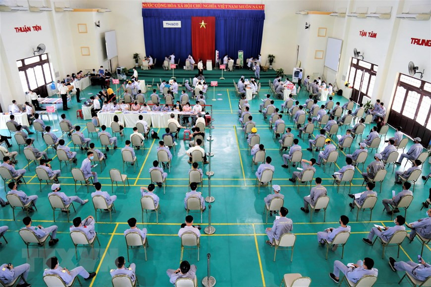 Los empleados de la empresa Thaco Chu Lai, en la provincia de Quang Nam, se vacunan contra el COVID-19. (Foto: VNA)