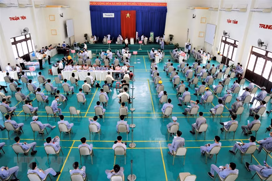 Los empleados de la empresa Thaco Chu Lai, en la provincia de Quang Nam, se vacunan contra el COVID-19. (Foto: VNA)