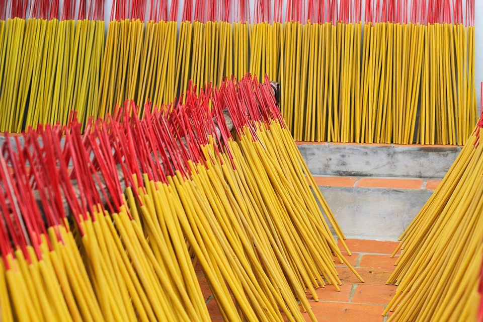  Cao Thon es unpequeño pueblo situado en la orilla del río Rojo en la comuna Bao Khe de laprovincia norteña de Hung Yen. Más de 100 familias producen incienso en elpueblo.(Fuente: VNA)