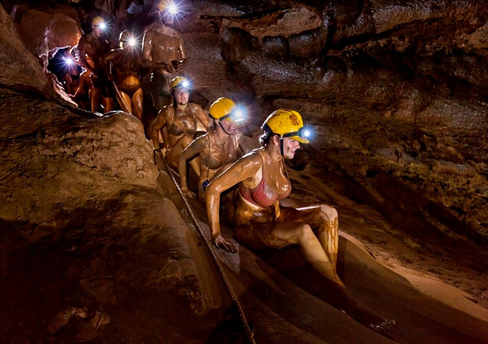 "Explorar la cueva oscura" 