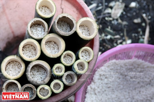 El arroz se pone en tubos de bambú (Fuente: VNA)