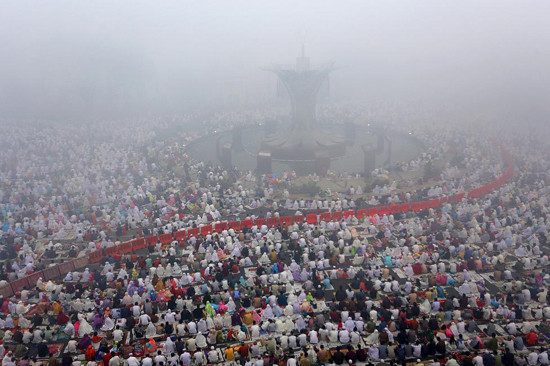 Musulmanes oran en medio del humo en la mezquita Agung, provincia Palembang de la isla Sumatra.