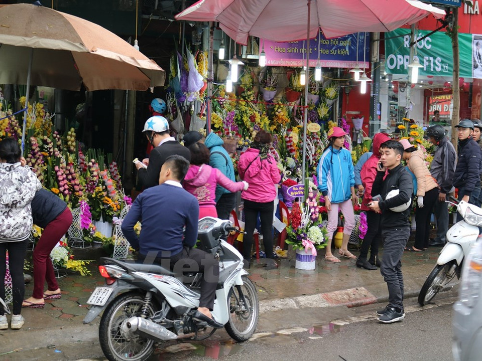 Varias personas andan buscando flores bellas en este día (Fuente: VNA)