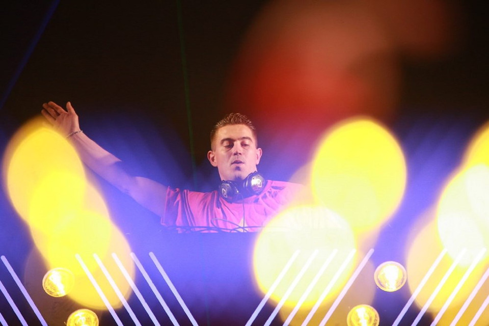 DJ Gerben Brouwer apareció en el último espectáculo, acompañando a los espectadores a los primeros momentos de 2017 (Fuente: VNA)