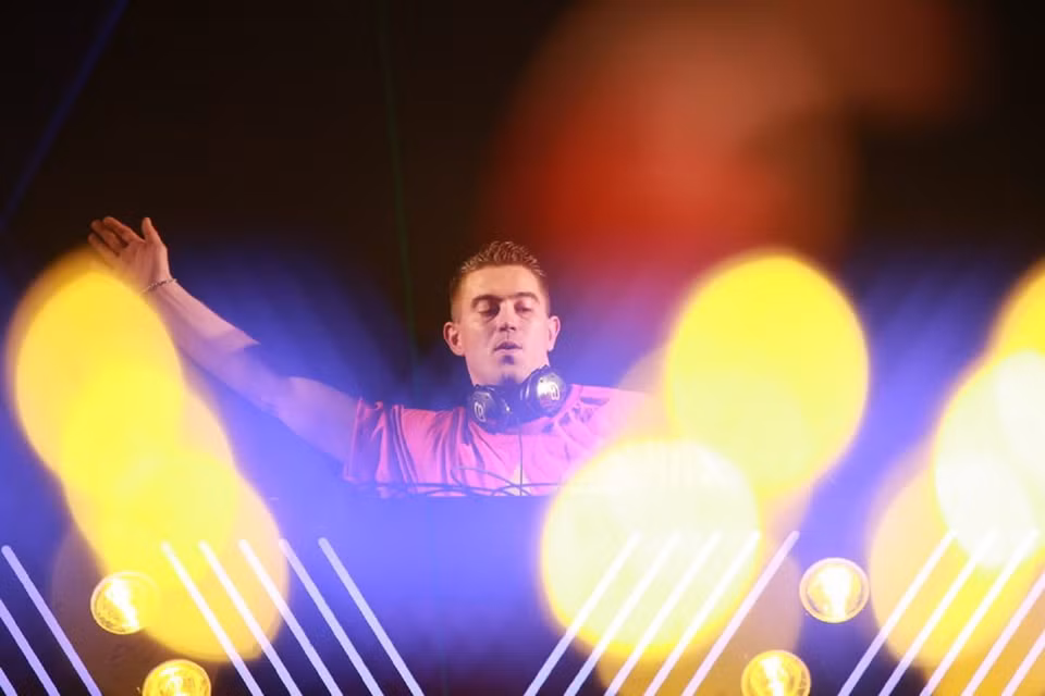 DJ Gerben Brouwer apareció en el último espectáculo, acompañando a los espectadores a los primeros momentos de 2017 (Fuente: VNA)