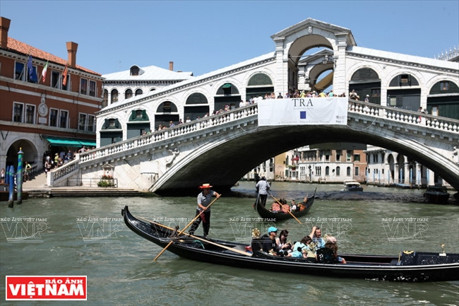 El puente Rialto sobre el Gran Canal, una de las obras arquitectónicas más famosas de Venecia.