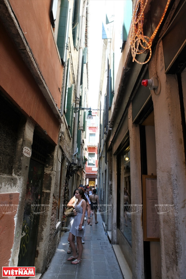 Los visitantes se pierden en el laberinto de calles estrechas y sinuosas, con casas con muchas ventanas.