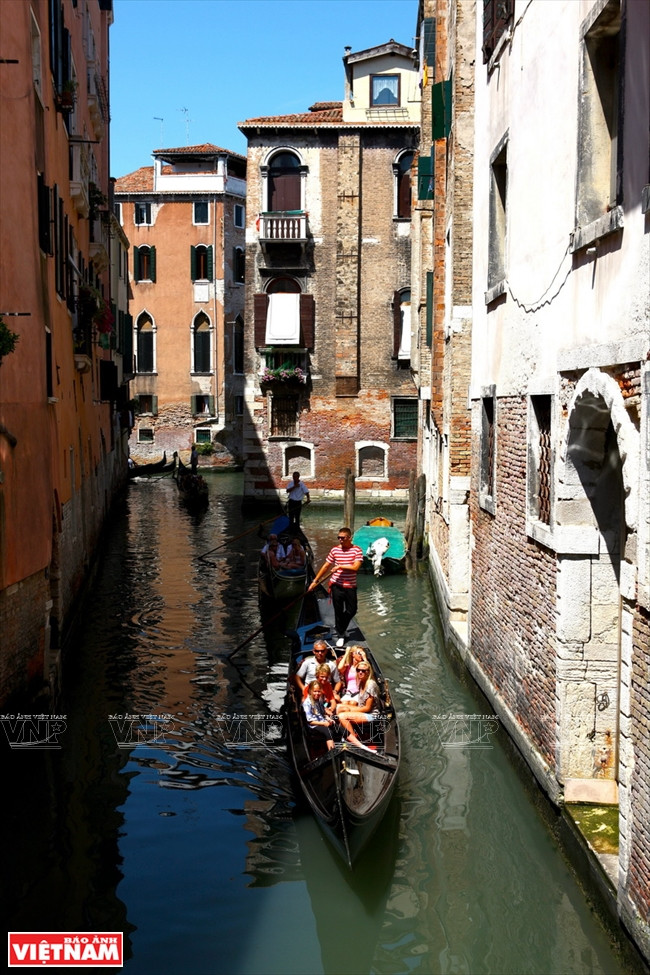 La góndola, antigua embarcación, es el medio de transporte más típico de la ciudad de Venecia.