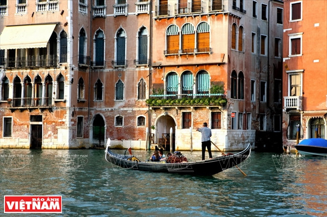 Venecia tiene con una belleza romántica e impresionante bajo el sol de la tarde.