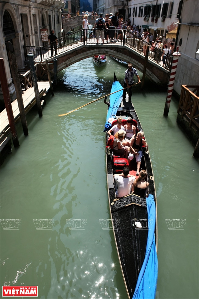 Las imágenes de góndolas navegando por los pequeños canales impresionan a los visitantes.