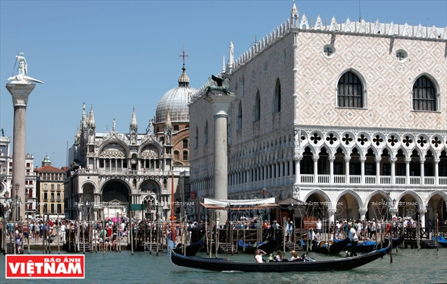 El Palacio Ducal (Palazzo Ducale) fue construido en el siglo XIV y actualmente es una obra arquitectónica emblemática de la Plaza de San Marcos.