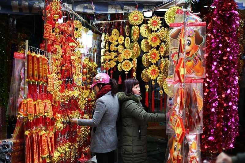 Hang Ma Street en Hanoi es colorida con ofrendas de papel votivas que se utilizan en la ceremonia de despedida del Genio de la Tierra y dioses de la cocina en su ​viaje anual al Cielo. (Fuente: VNA)